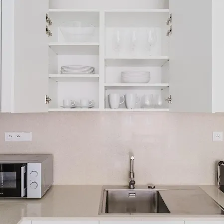 Blueground 7 Furnished Close To Offices Prg-29 *